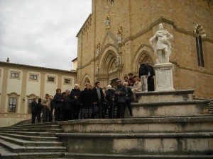 Il gruppo di Viarolo in posa davanti al duomo di Arezzo (2013)
